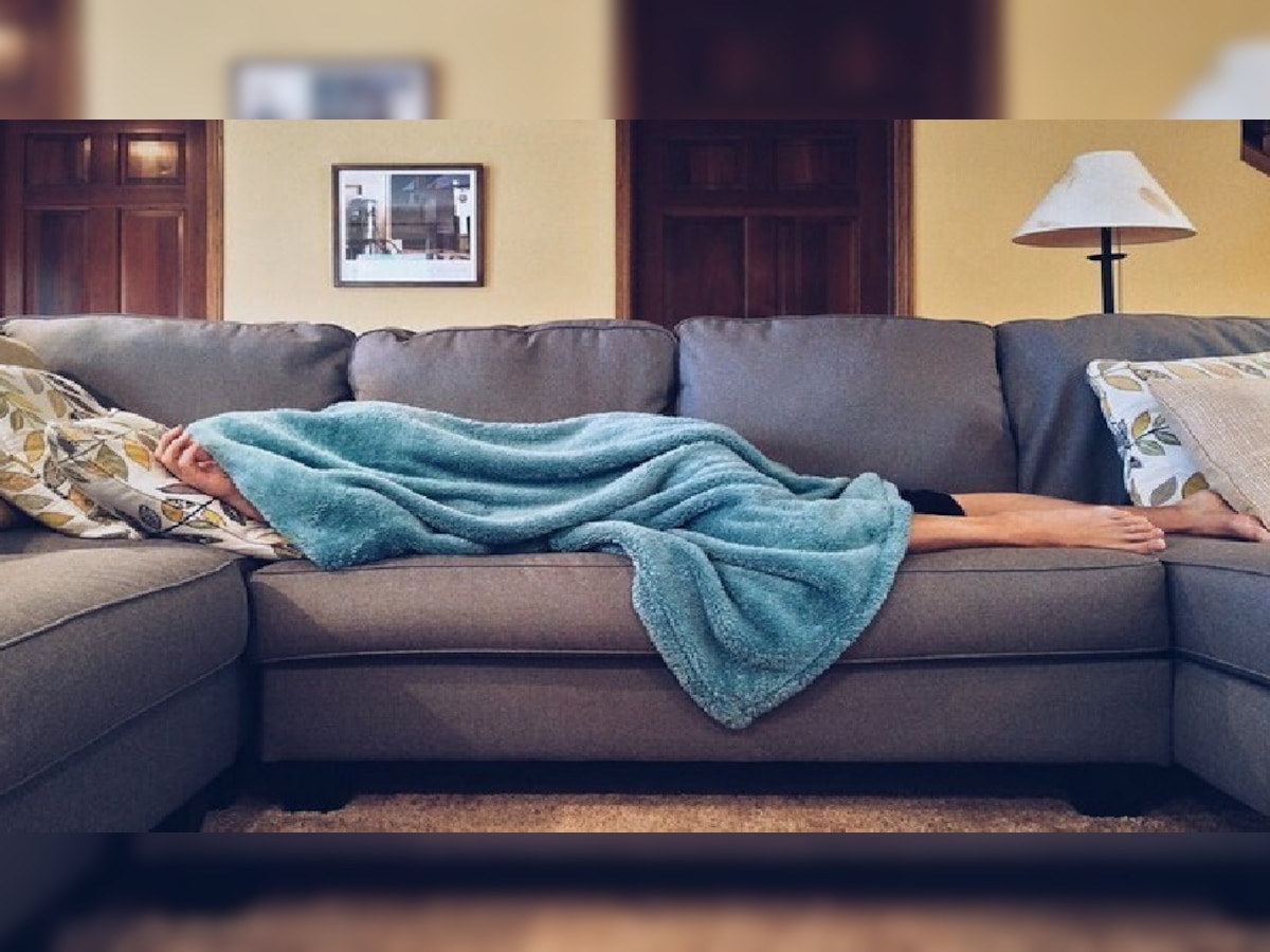 Sleeping Tips: सोफ्यावर झोपणं शारीरिक तक्रारींना देतंय निमंत्रण title=