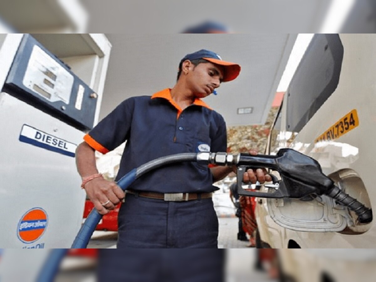 Petrol-Diesel Price: एका महिन्यात एवढ्या रूपयांनी वाढले पेट्रोलचे दर  title=