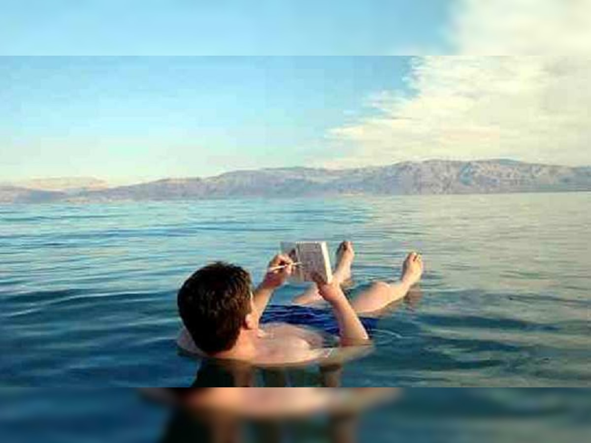 काय सांगताय! समुद्राचं नावच Dead Sea, पण यात कोणीच बुडत नाही title=