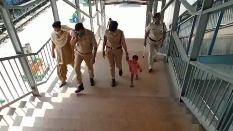 Baby girl saved life of her unconscious mother and younger brother in Moradabad Uttar Pradesh - Vimarsana News