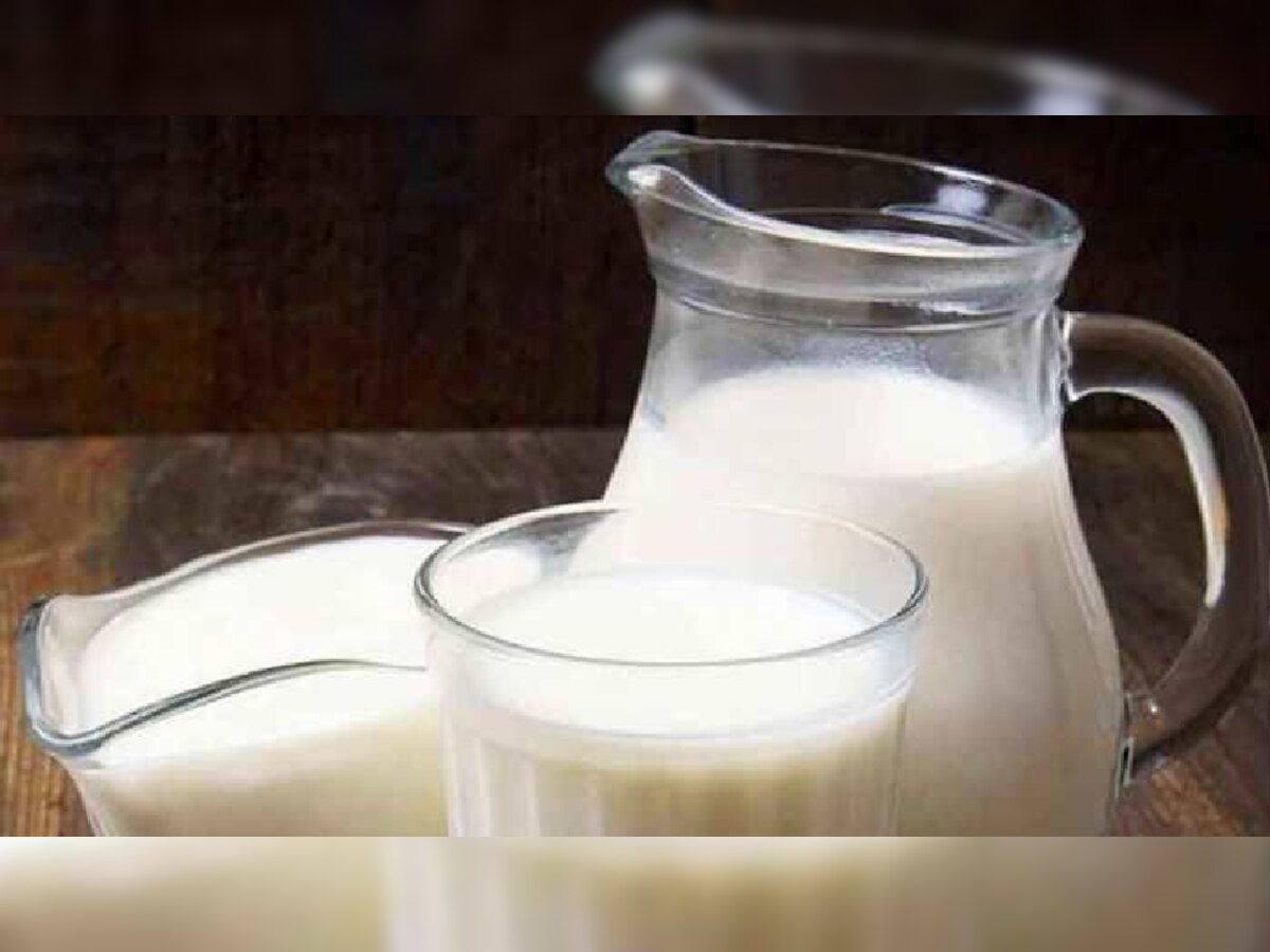 थंड की गरम? कोणतं दूध आरोग्यासाठी फायदेशीर आहे? title=