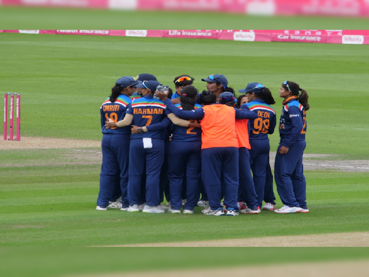  भारतीय महिला क्रिकेट टीमकडून इंग्लंडचा धुव्वा; मात्र आयसीसीने केली कारवाई title=