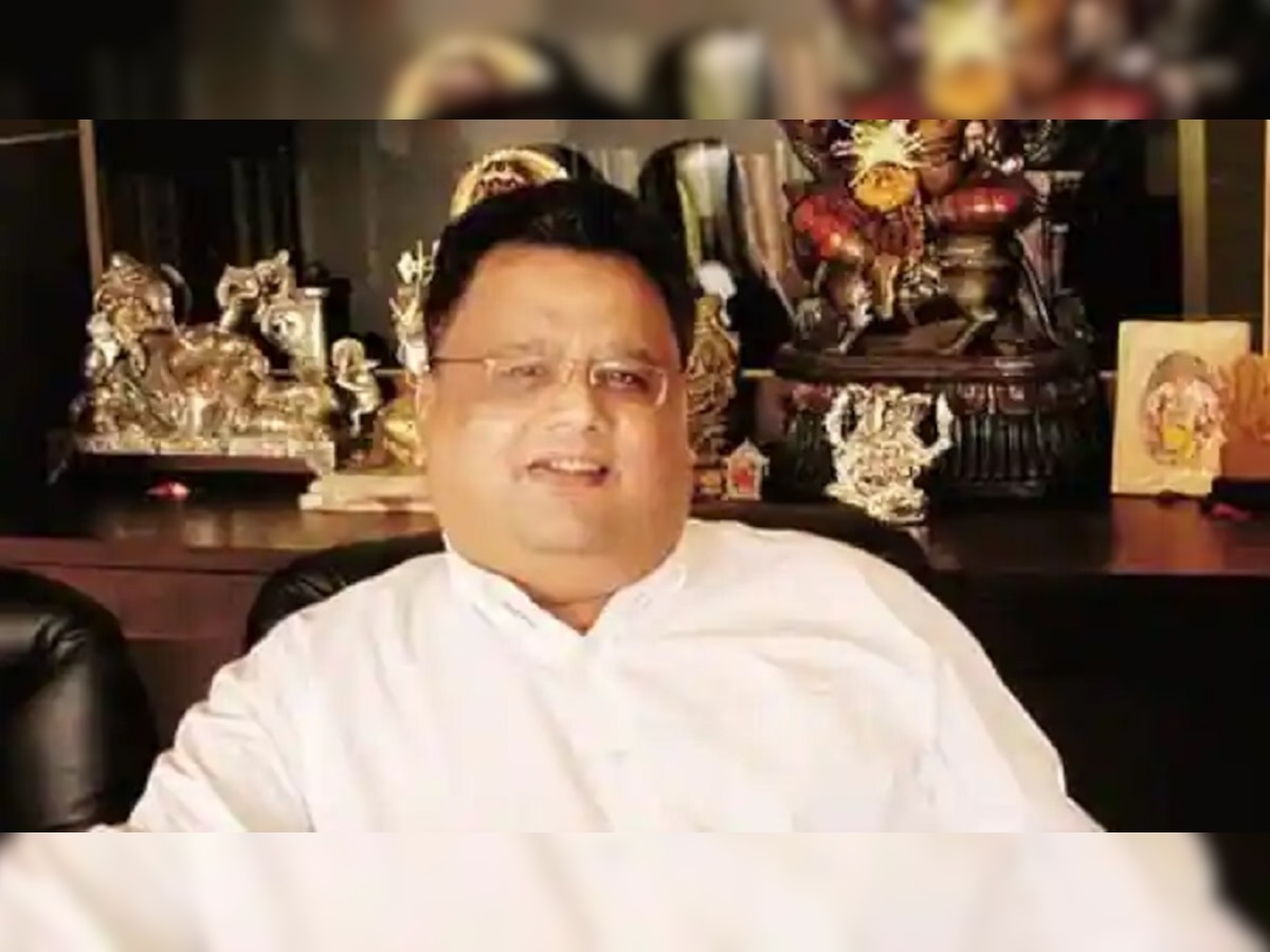 Rakesh Jhunjhunwala ची मोठी खेळी; Titan कंपनी चे 22.5 लाख स्टॉक विकले title=