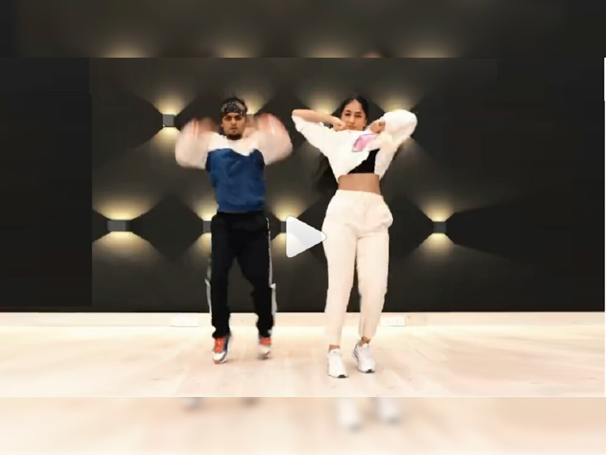 चहलची पत्नी धनश्रीचा शाहीदच्या गाण्यावर जबरदस्त डान्स, Video Viral title=