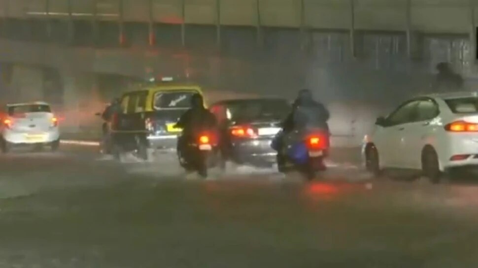 heavy rainfall in mumbai train stop due to rain - Vimarsana News