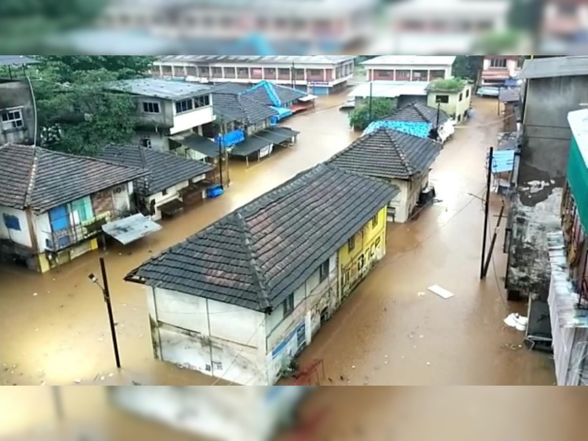 महाड पूरस्थिती गंभीर; शहरात पुराचे पाणी घुसल्याने धोक्‍याचा इशारा, अनेक गावांचा संपर्क तुटला title=