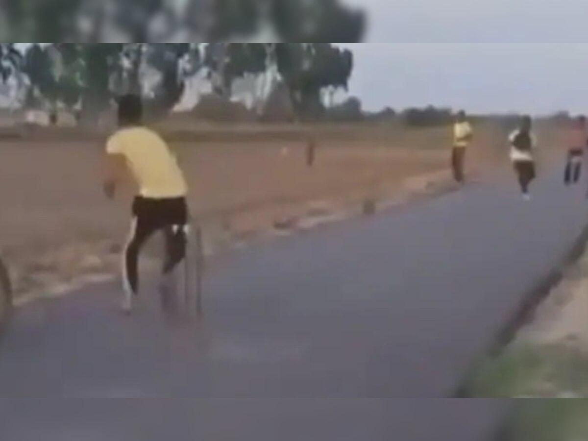 रस्त्यावर क्रिकेट खेळणं किती धोकादायक ठरू शकतं, एकदा हा व्हिडीओ पाहाच title=
