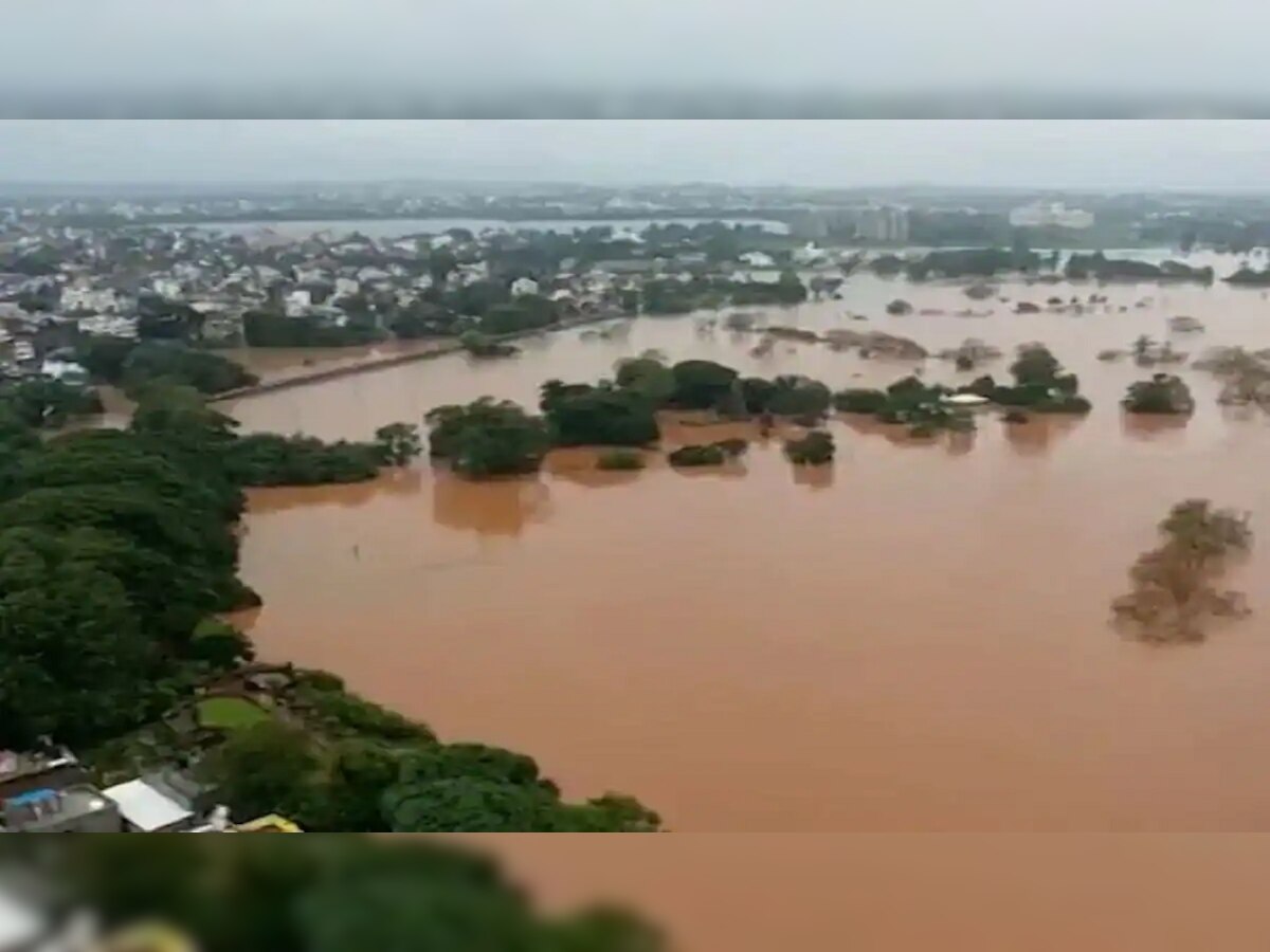 Kolhapur Flood | कोल्हापुरात पूरस्थितीमुळे हाहाकार, शेकडो गावांचा संपर्क तुटला title=