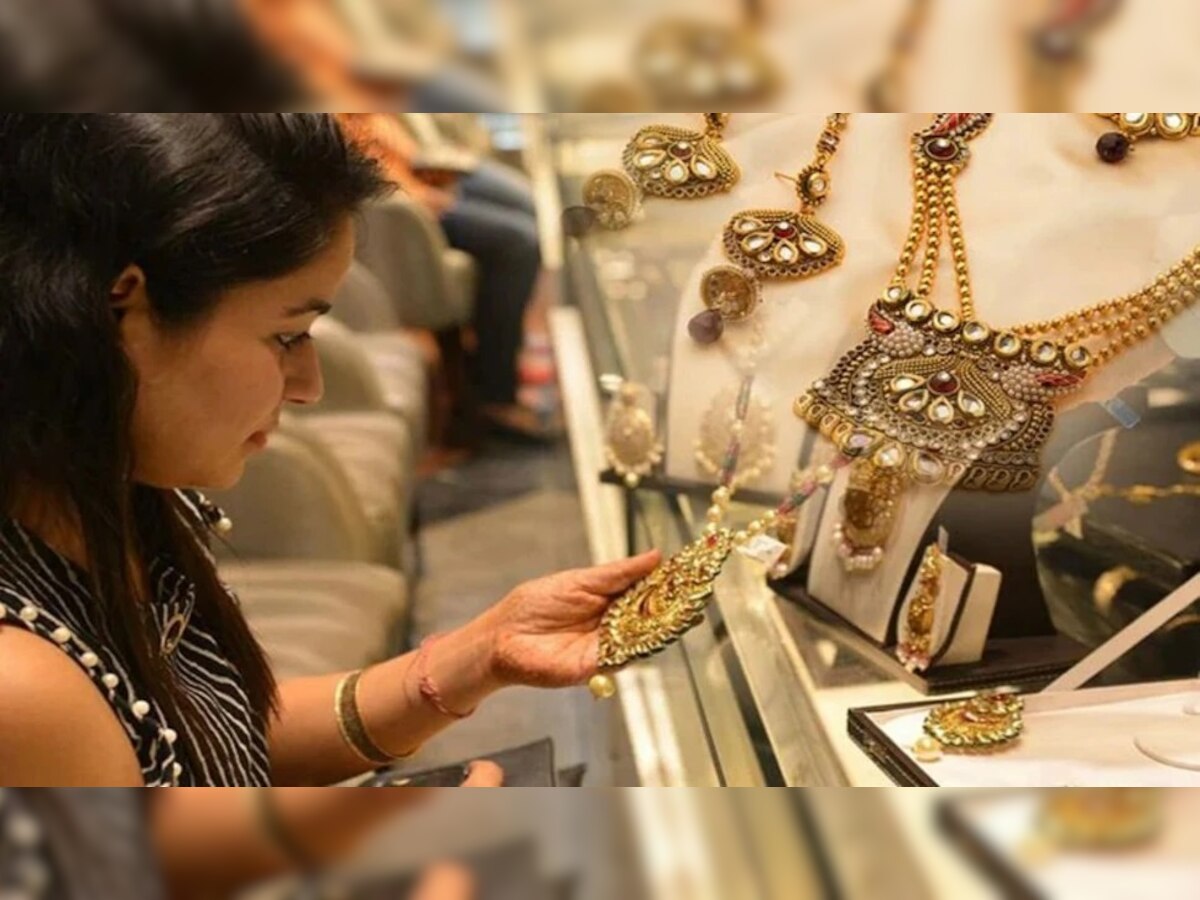 Gold Price: सोने पुन्हा एकदा स्वस्त झाले, दरात 8800 रुपयांची घसरण, आजचा भाव पाहा title=