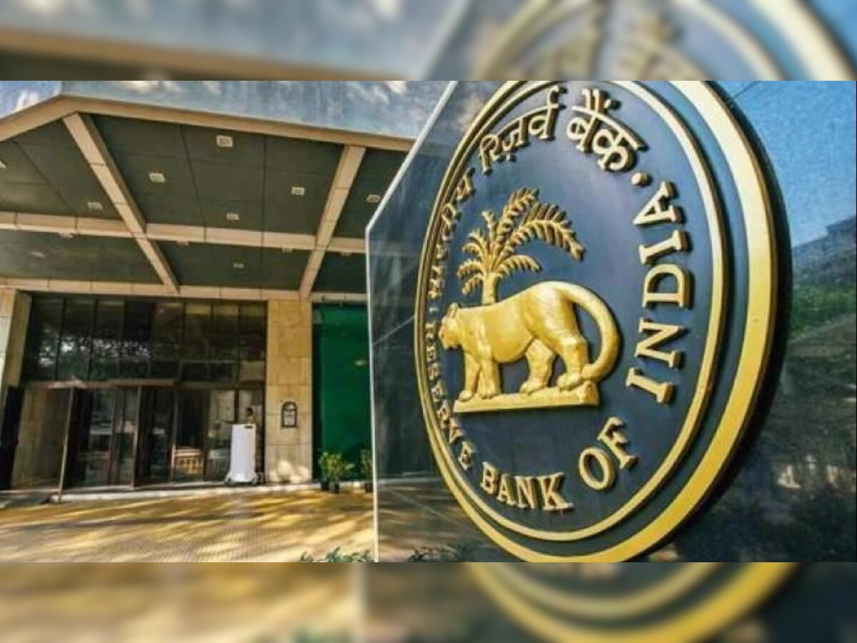  RBI ने या बँकेला ठोठवला 5 कोटी रुपयांचा दंड, यात आपले अकाऊंट नाही ना?  title=