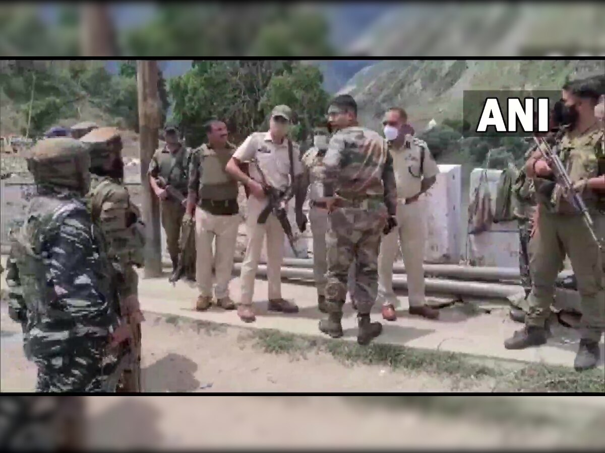 जम्मू-काश्मीरमध्ये CRPF टीमवर ग्रेनेड हल्ला, जवानांसह नागरिक जखमी title=