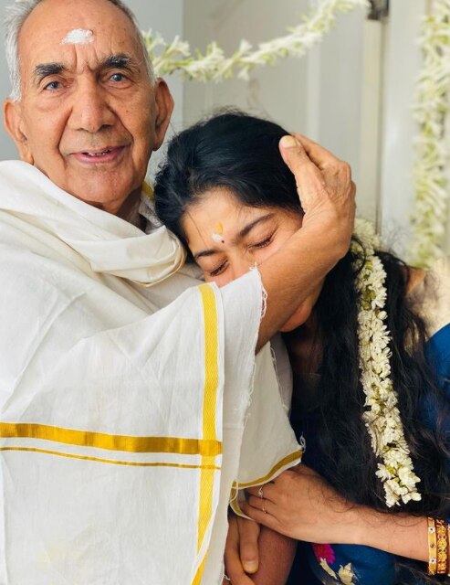 Photos : निमित्त आजोबांच्या 85 व्या वाढदिवसाचं; चर्चा मात्र अभिनेत्रीच्या आरस्पानी सौंदर्याची