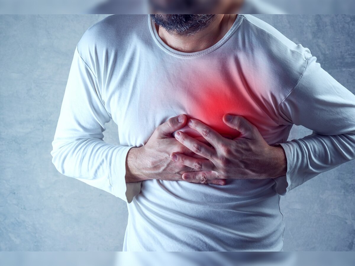 कोरोना झालेल्यांना Heart Attack आणि स्ट्रोकचा धोका? काय सांगतो अहवाल title=