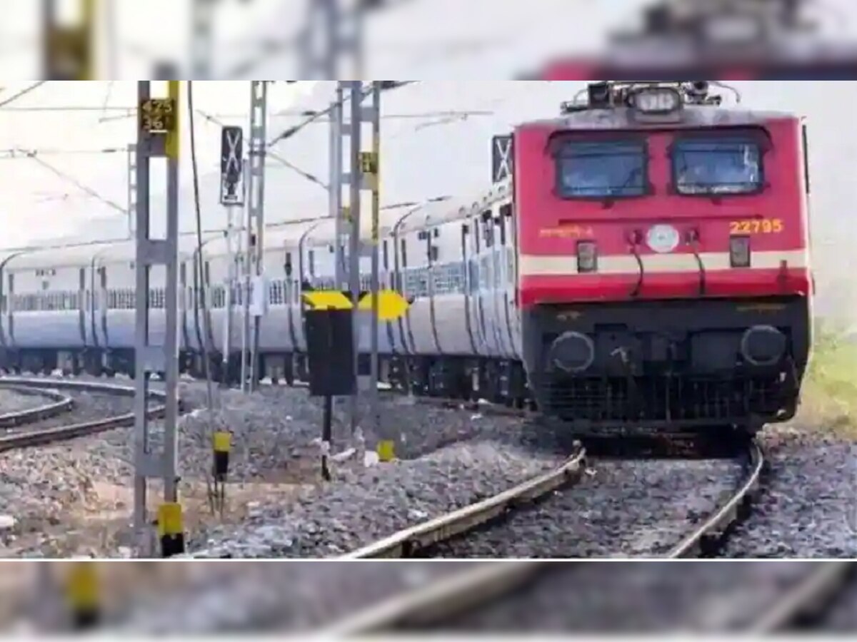 Jobs in Railway |  सरकारी नोकरीच्या शोधात असलेल्यांसाठी गूड न्यूज, रेल्वेत विविध पदांसाठी भरती title=