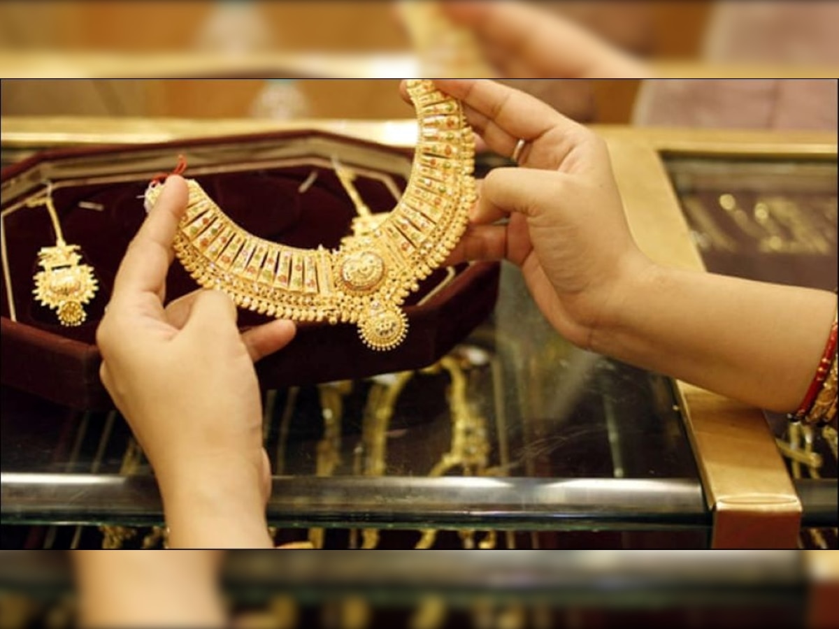 Gold, Silver Price Today : सोन्याच्या दराने गाठला 4 महिन्यांचा निच्चांक  title=