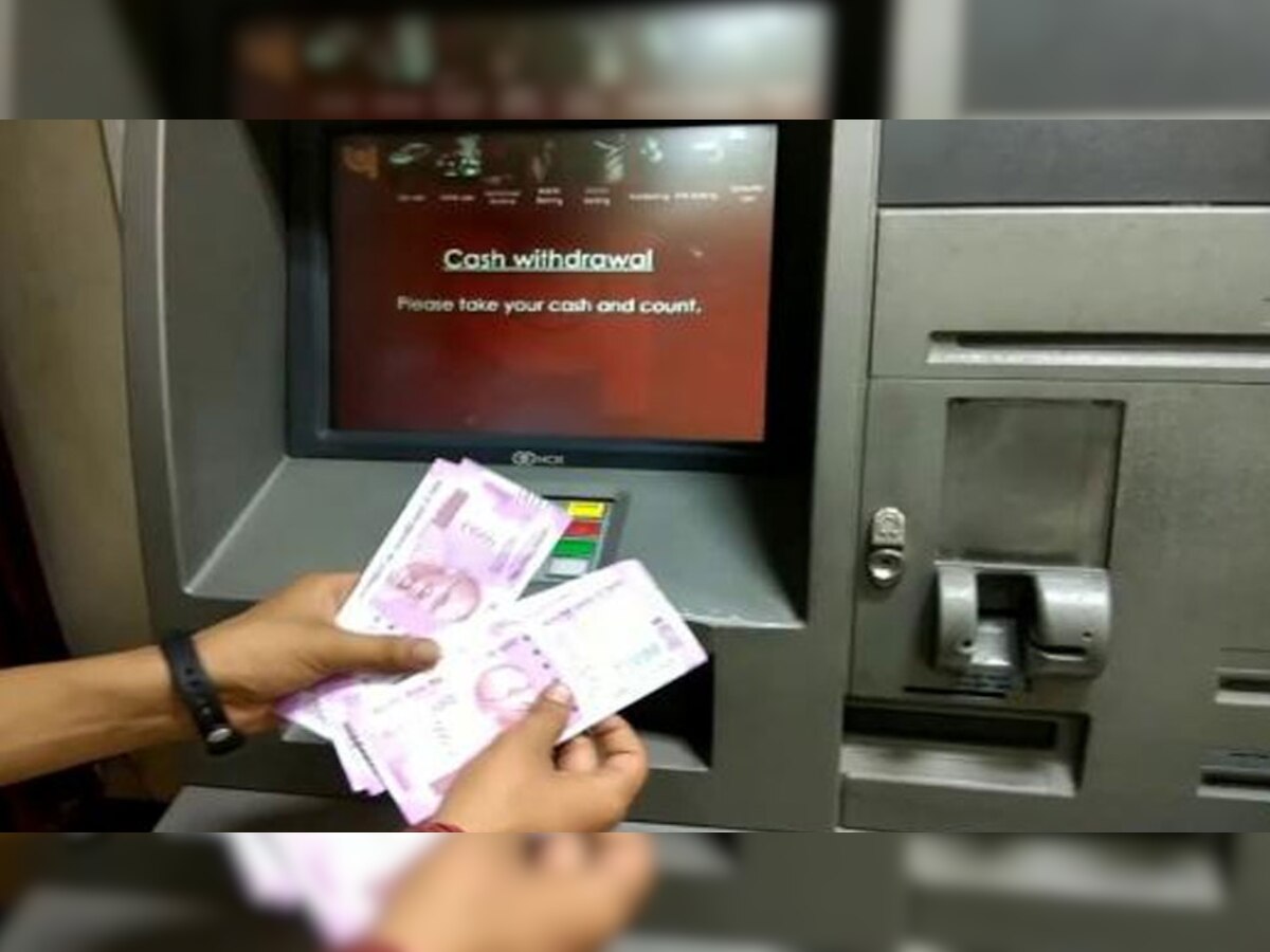 आरबीआयचा बँकांना इशारा, ATM मध्ये रोख रक्कम संपल्यास भरावा लागेल दंड  title=