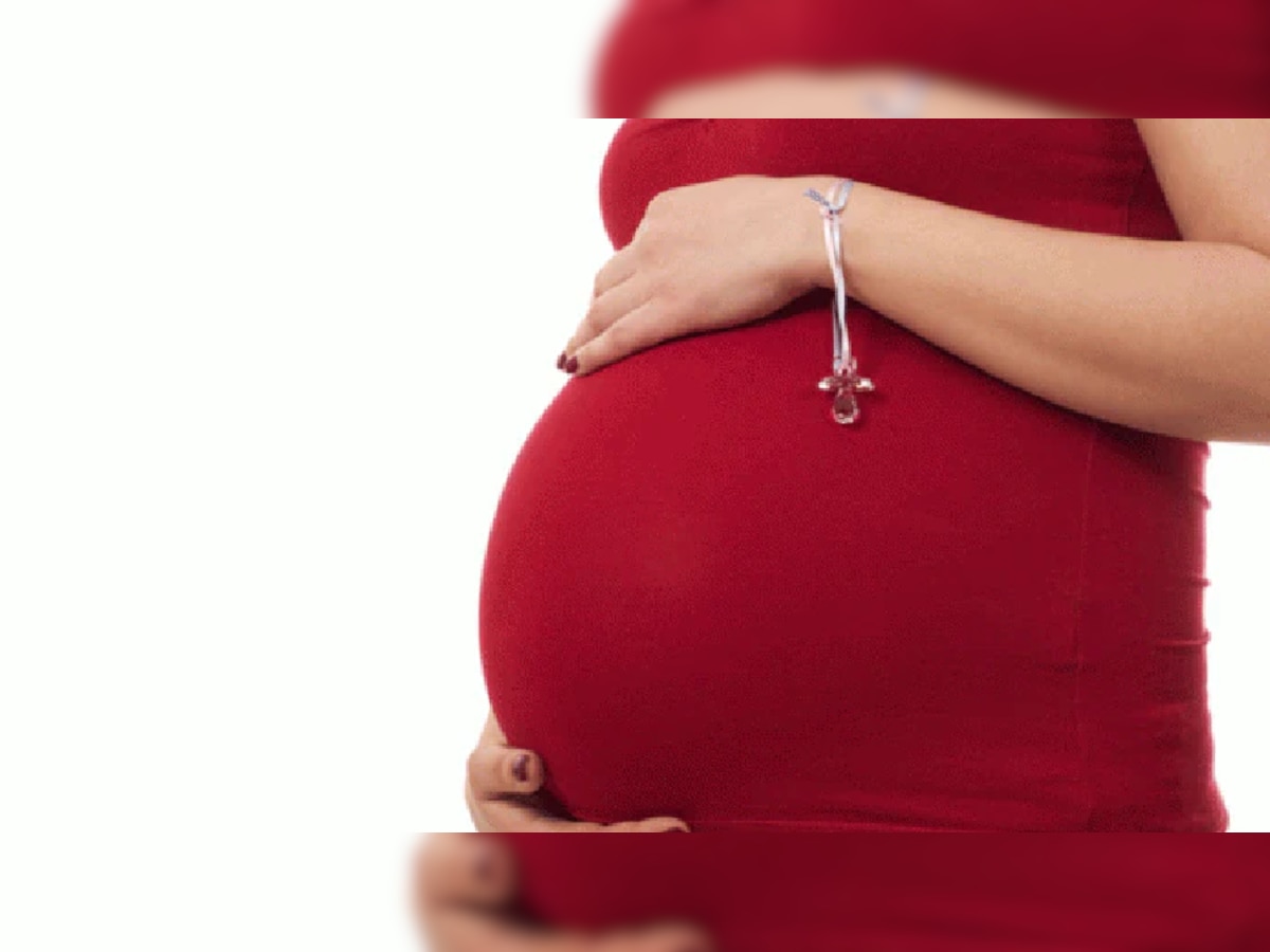 Pregnant women : गरोदर महिलांमध्ये युरीनचा रंग का बदलतो? title=