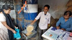 आता रेशन दुकानदारांना मापात पाप करणं शक्य नाही.... सरकारनं आणली वजनाची ही नवीन पद्धत