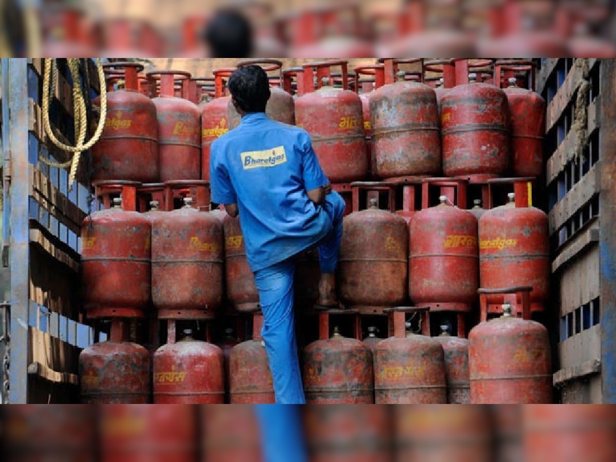 LPG cylinder price | सर्वसामांन्याना महागाईचा दणका, सिलेंडरच्या दरात दीड महिन्यात दुसऱ्यांदा वाढ title=