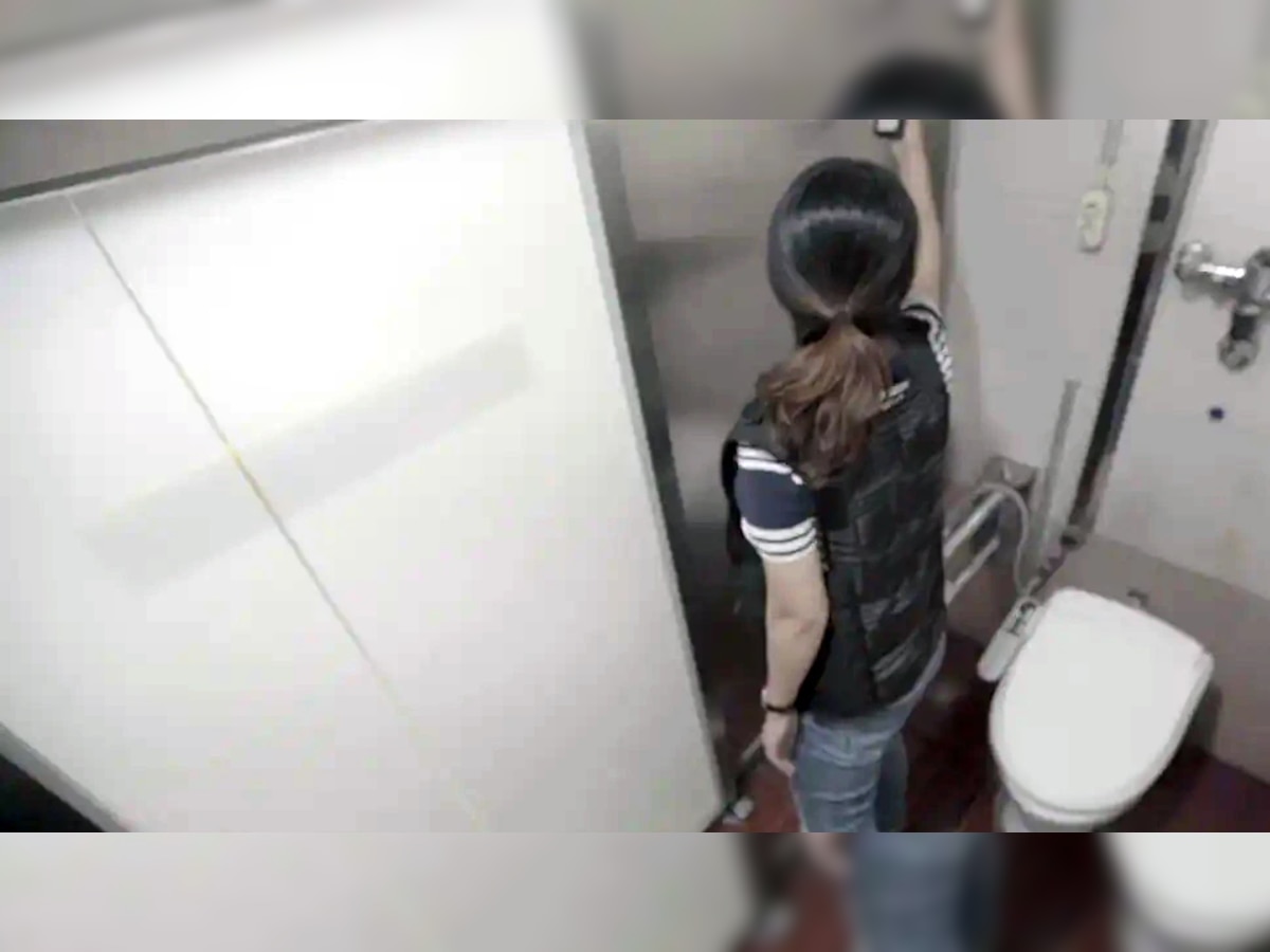सार्वजनिक टॉयलेटमध्ये कपलचा 'तो' व्हिडीओ काढताना पकडला गेला व्यक्ती आणि... title=