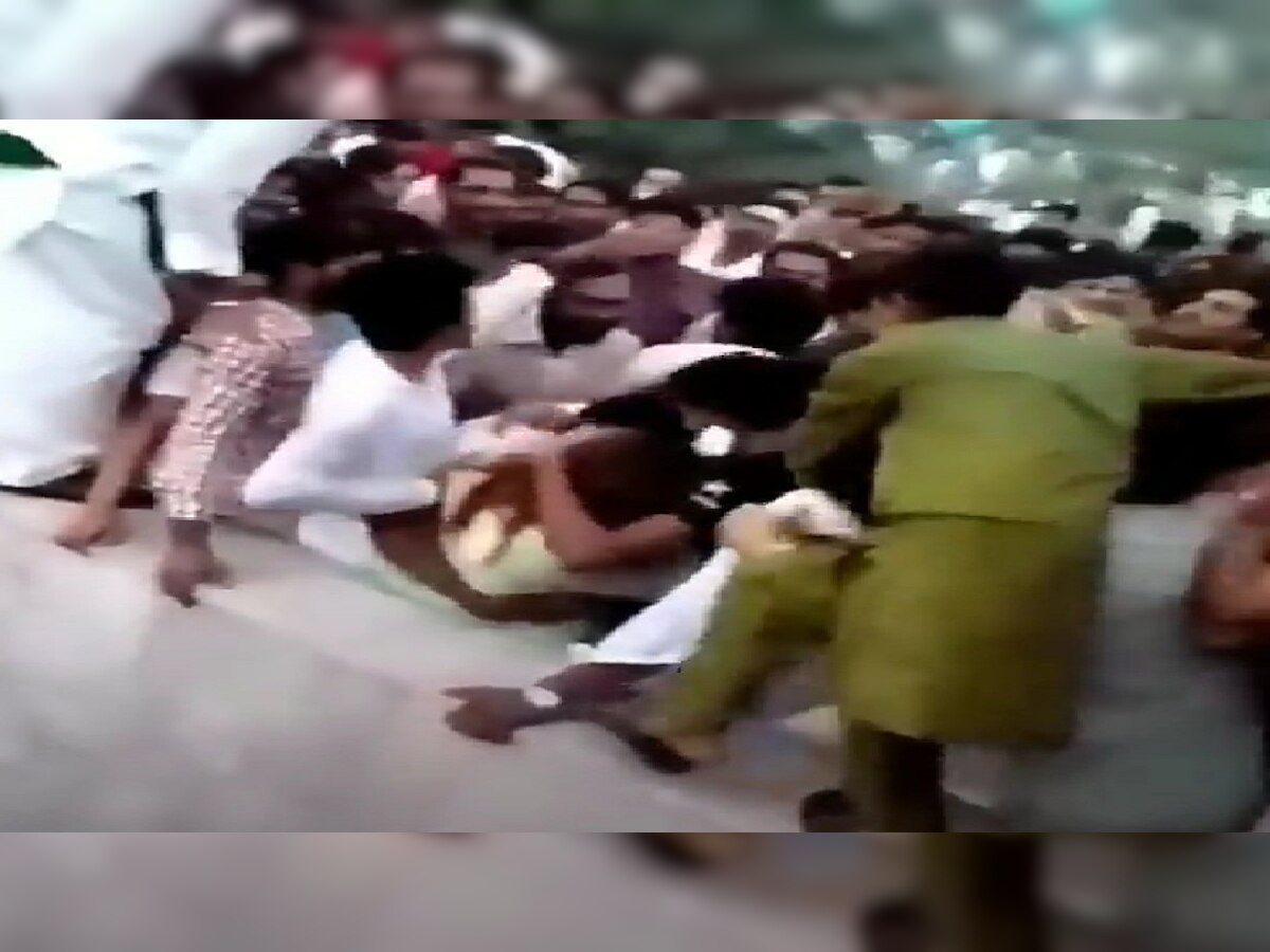 VIDEO : पाकिस्तानात महिला टिकटॉकरवर जमावाचा हल्ला, मारहाण करत कपडेही फाडले title=