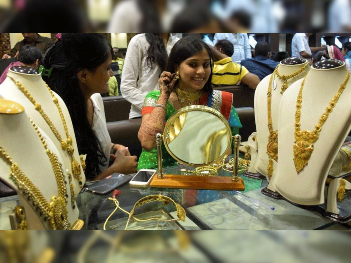 Gold : सोने स्वस्त झाले, चांदीचे भाव घसरले; सराफा बाजारातील नवीन दर करा चेक title=