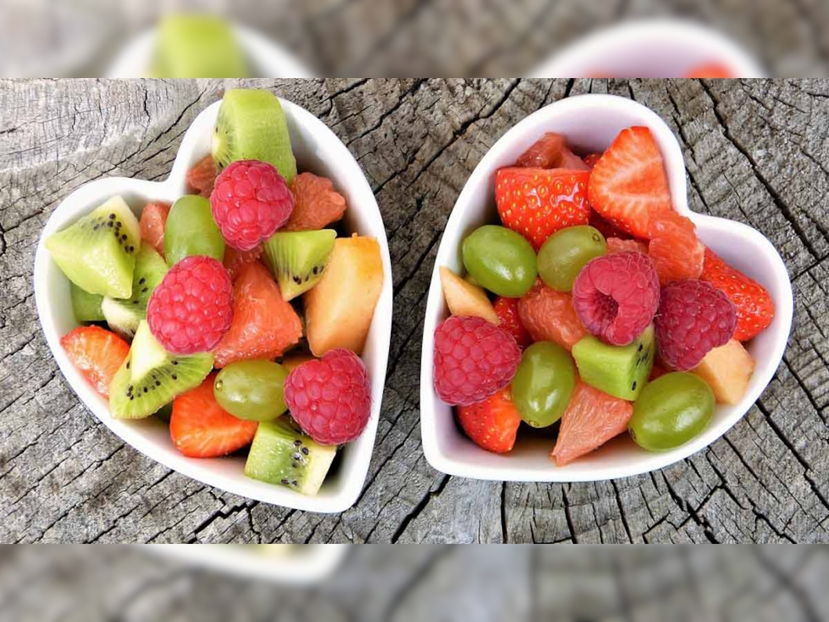 फळं खाण्याची योग्य वेळ कोणती? जेवणानंतर लगेच फळं खावी का? जाणून घ्या title=