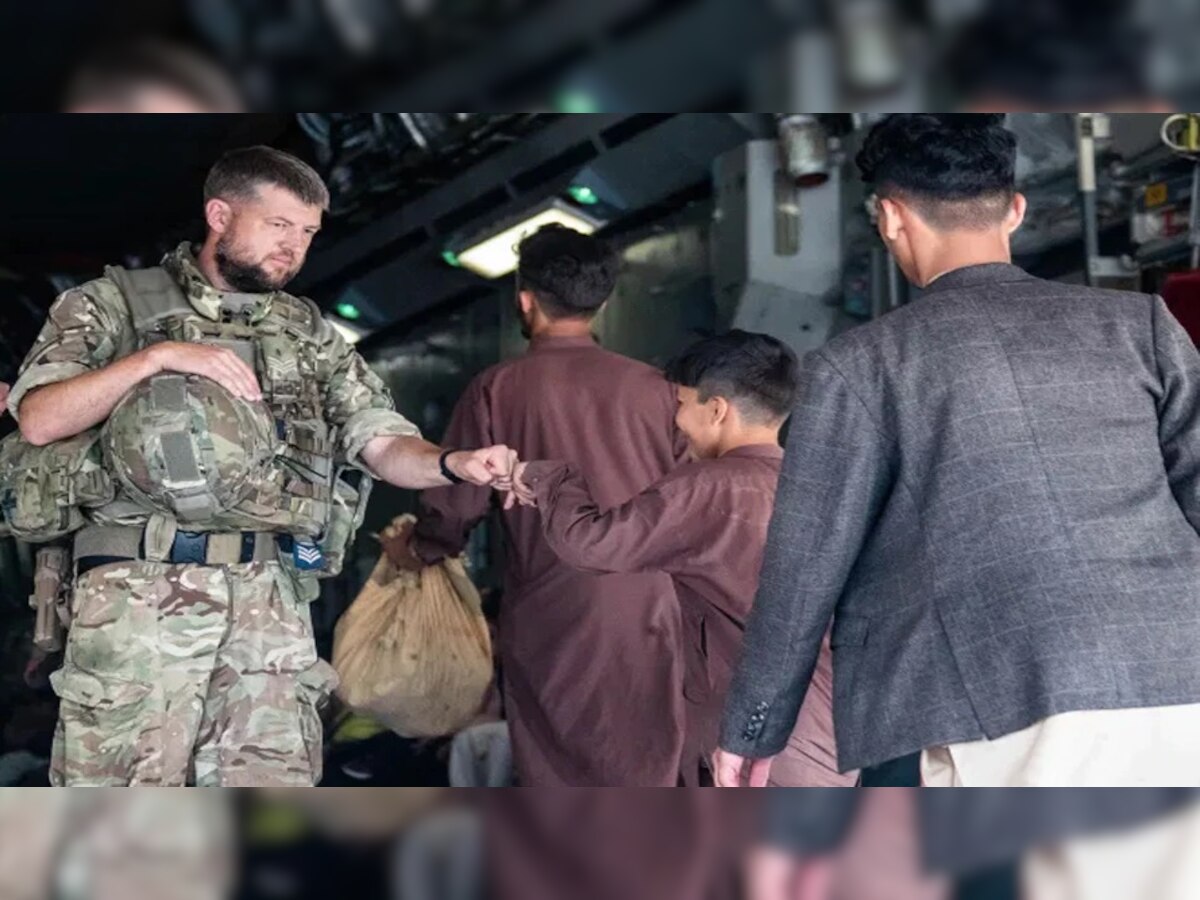 Talibanची Britainला धमकी : एका आठवड्यात Kabul Airport सोडले नाही तर युद्धाला सज्ज राहा  title=