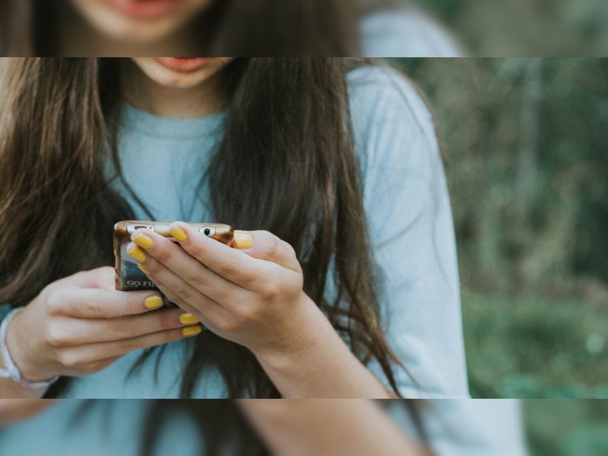 मोबाईल वापरणाऱ्यांसाठी मोठी बातमी! 1 सप्टेंबरपासून बदलणार हे 5 नियम title=