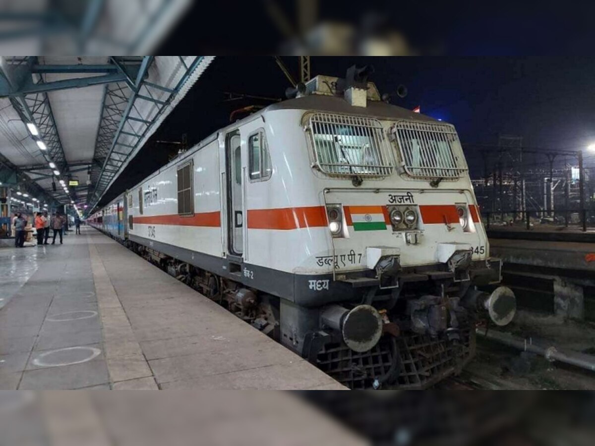 Indian Railway | ट्रेन लेट झाल्यास टिकिटचे पूर्ण पैसे परत; या विशेष अधिकाराबाबत जाणून घ्या title=