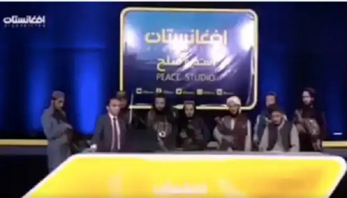 Taliban Style Interview : एँकरच्या खांद्यावर बंदुक... LIVE TV मध्ये पहिल्यांदाच घडला असा प्रकार 