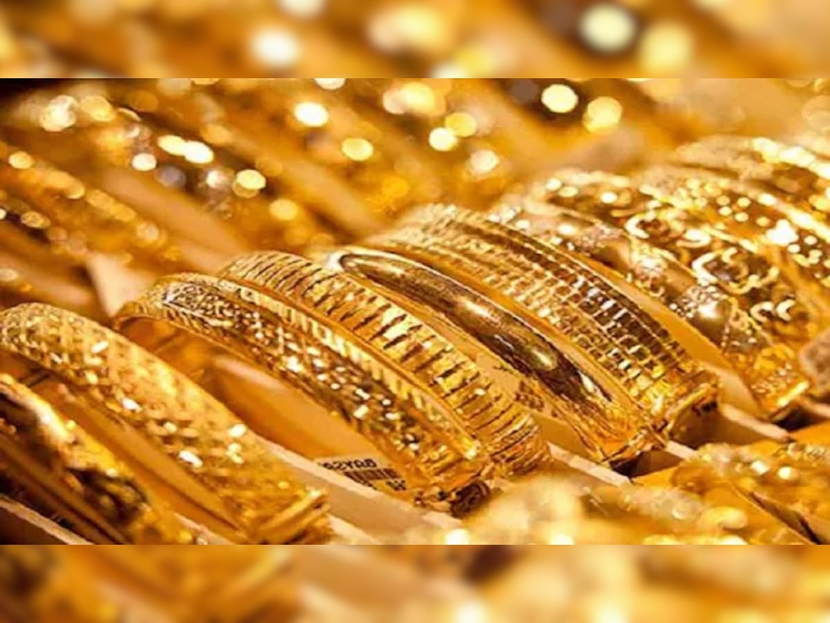Gold Price Today : सोन्या-चांदीच्या दरात घसरण, पाहा तुमच्या शहरातून भाव  title=