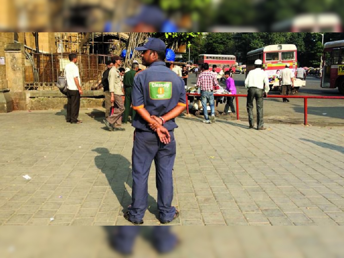 VIDEO : मुंबईत कारचालकाची मुजोरी, क्लीनअप मार्शलला कारवरून फरफटत नेलं  title=