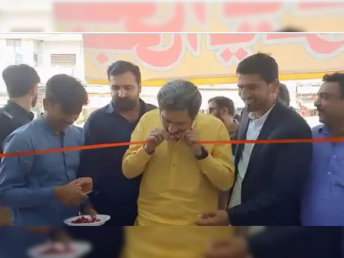 पाकिस्तान मंत्र्यांचा अजब कारनामा, कैचीने नाही तर दाताने कापली फीत : VIDEO title=