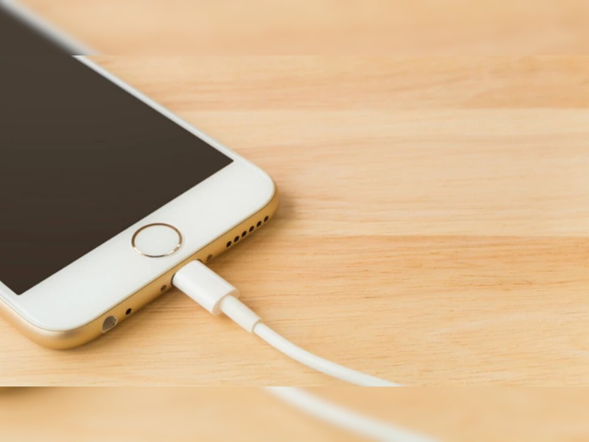 iPhone यूजर्स सावधान! 'या' चार्जींग केबल ने हॅक होऊ शकतो तुमचा मोबाईल...  title=