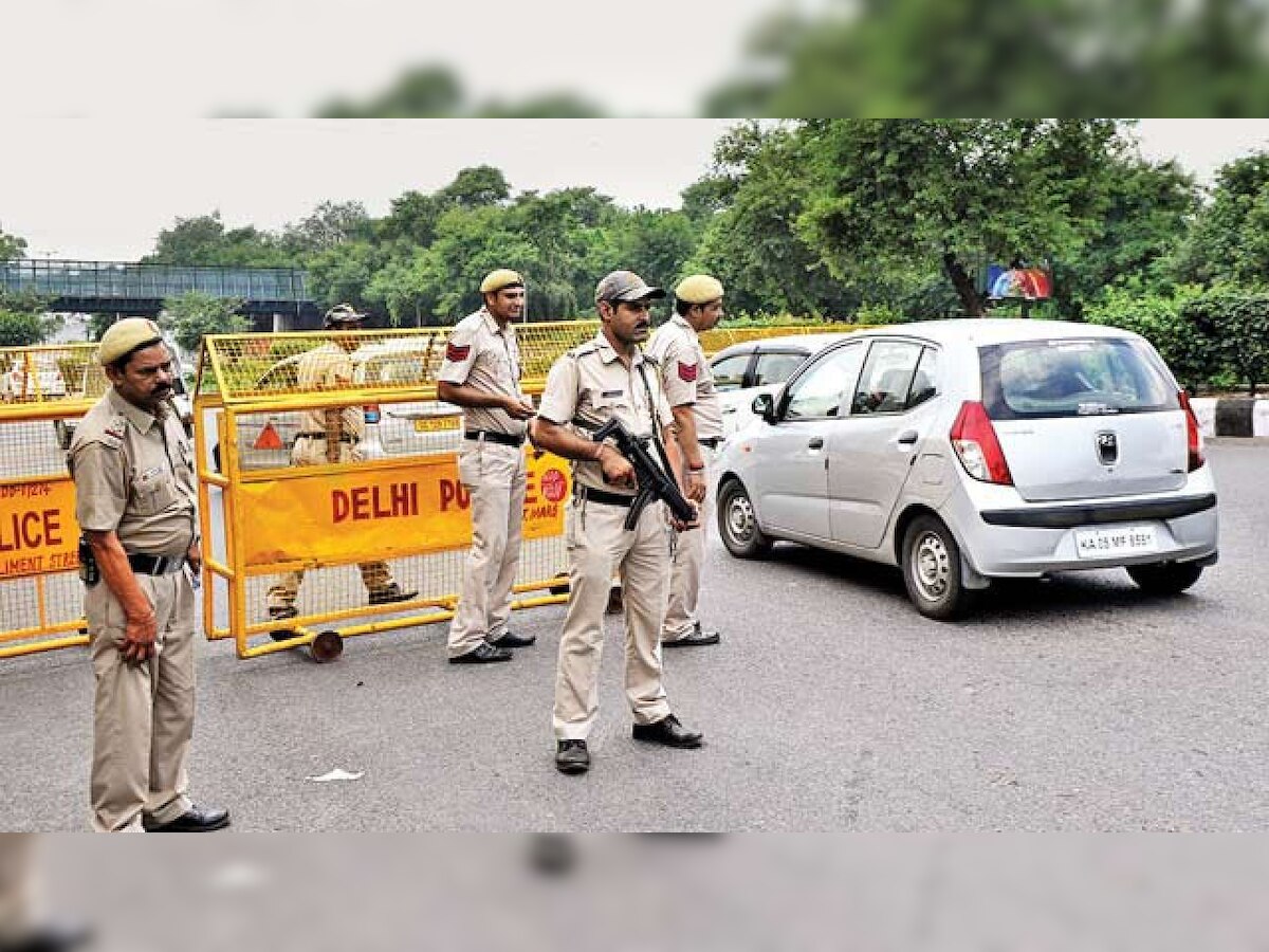 भारतात दहशतवादी हल्ल्याची शक्यता, दिल्लीतील महत्त्वाची ठिकाणं निशान्यावर title=