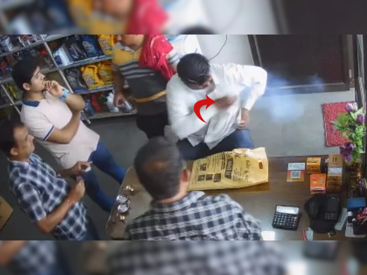 दुकानात मित्रांशी गप्पा मारत होता व्यक्ती, अचानक खिशात झाला मोबाईलचा स्फोट... पाहा व्हिडीओ title=