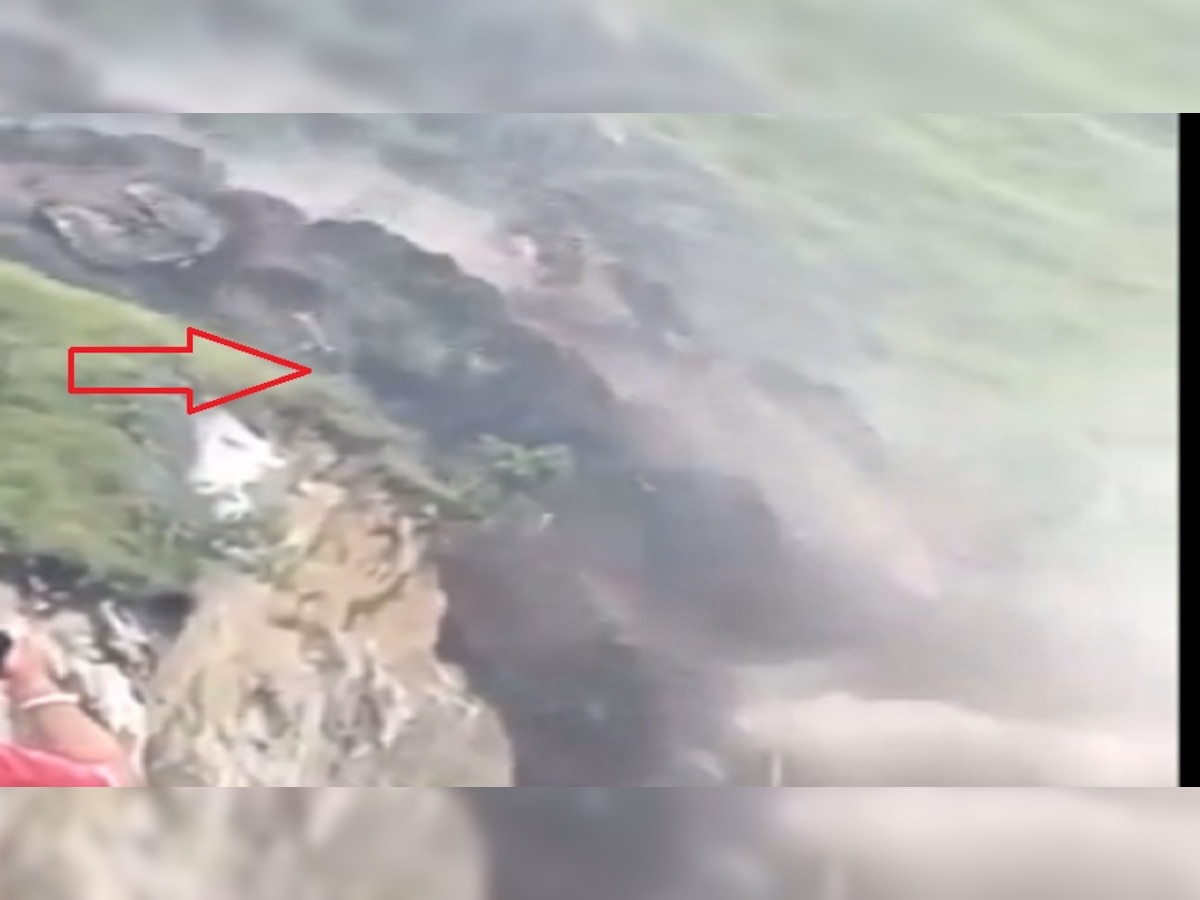 जीव वाचवण्यासाठी लोक उलट्या पावली पळाले, पाहा landslide चा थरारक व्हिडीओ title=
