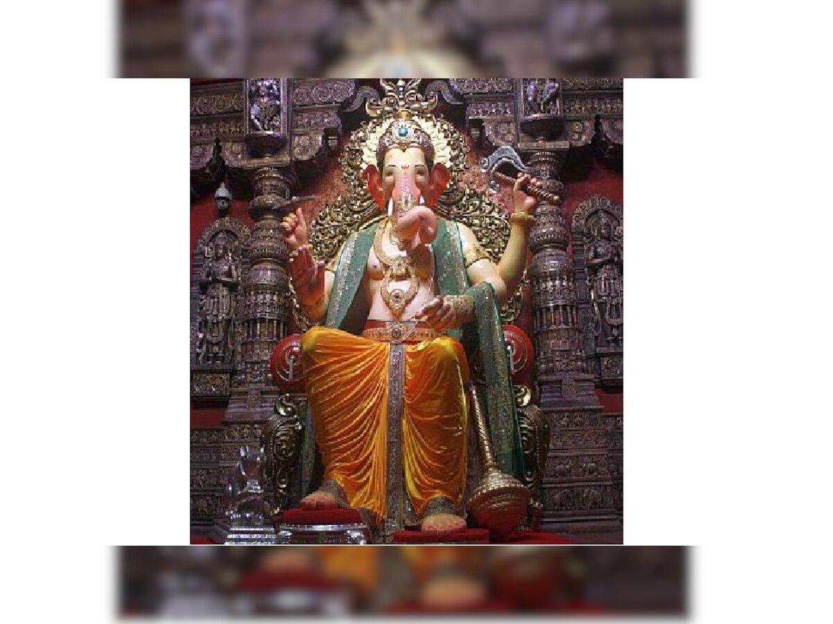 Ganesh Chaturthi 2021 : लालबागच्या राजाला सोन्याची झळाळी; पाहा कसे आहेत नवे दागिने  title=