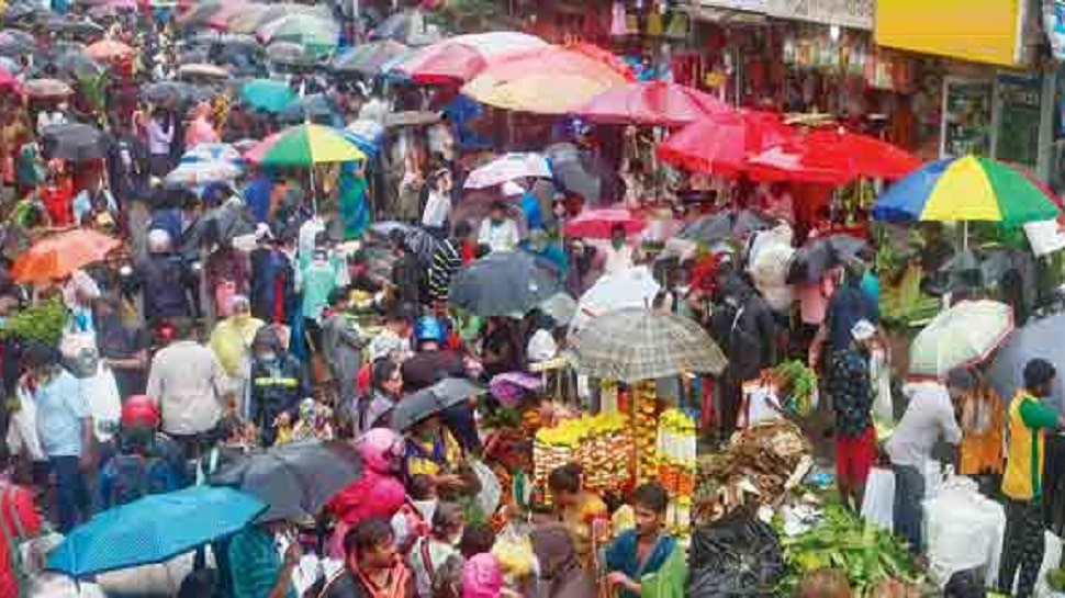Mumbai Huge crowd seen at Dadar market ahead of Ganeshotsav