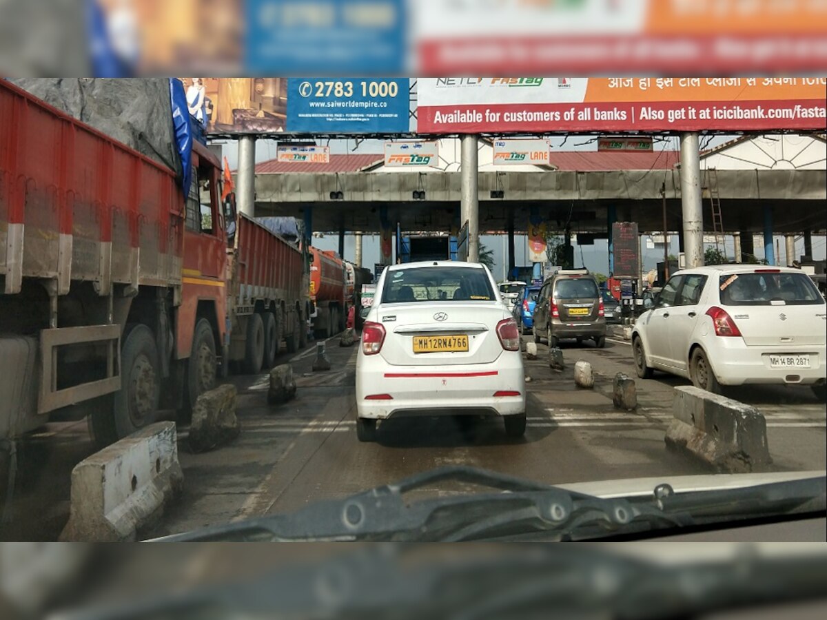 मुंबई-गोवा महामार्गावर प्रचंड गर्दी, वाहनांच्या मोठ्या रांगा  title=