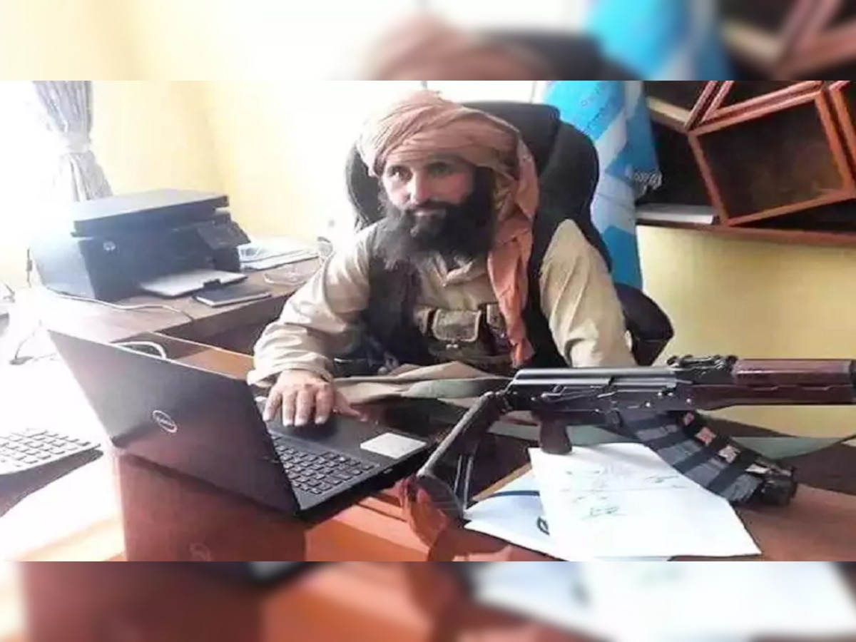 तो अफगाण रिझर्व्ह बँकेचा गव्हर्नर नाही | लॅपटॉप, AK-47 घेऊन बसलेला तो तालिबानच title=
