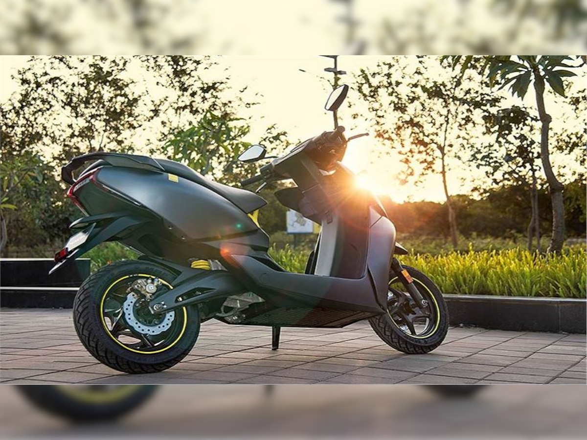 Good News ! सिंगल चार्जमध्ये 70 किलोमीटर धावणाऱ्या Electric Scooter 24 हजारांनी स्वस्त title=