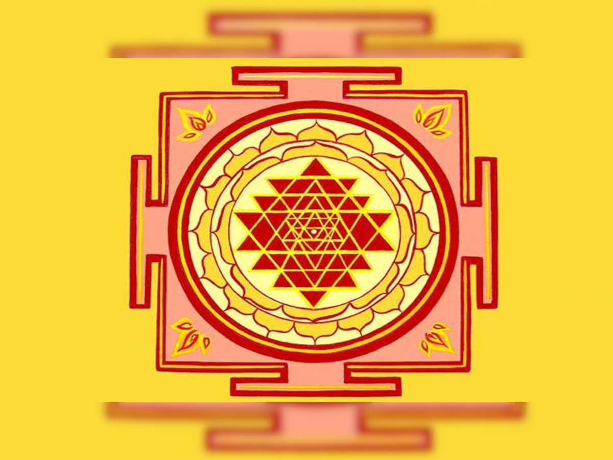 Vastu Dosh: जमिनीवर 'या' 4 गोष्टी पडणे मानले जाते अशुभ  title=