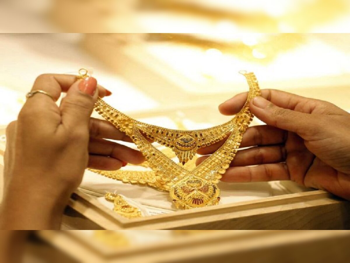 Gold Price Today | सोन्याच्या दरांमध्ये जबरदस्त घसरण; गुंतवणूकदारांसाठी सुवर्ण संधी title=