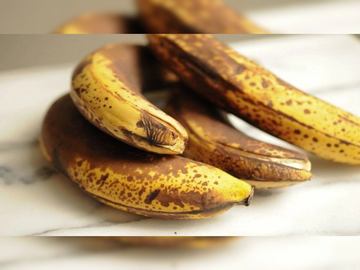 चुकूनही खाऊ नका अशी केळी...नाहीतर होऊ शकतं मोठं नुकसान title=