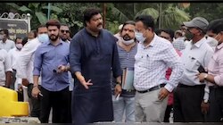 खड्डे भरा अन्यथा तुम्हालाच खड्ड्यात भरू- मनसे आमदार राजू पाटील