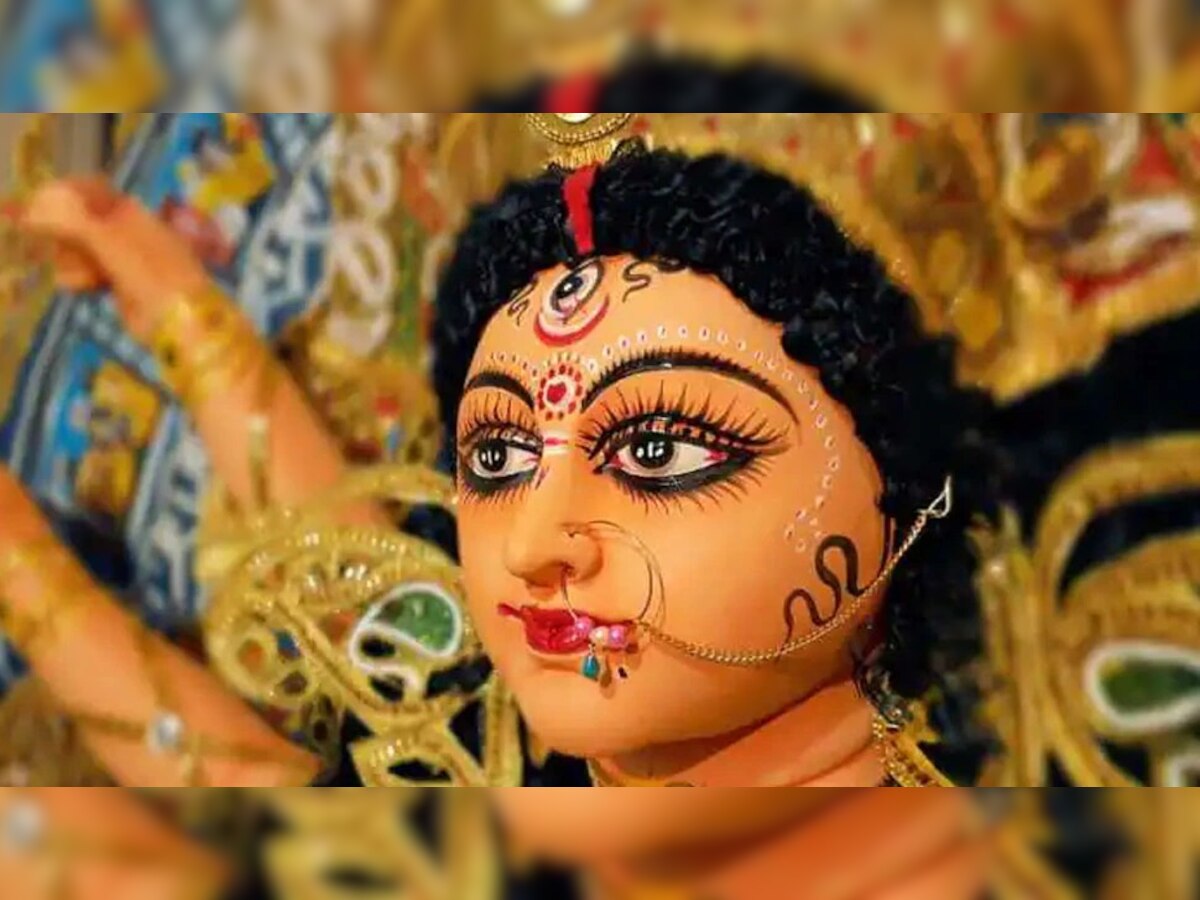 Navratri 2021: नवरात्रीच्या 9 दिवसांच्या कपड्यांचे रंग कोणते? काय आहे त्याचं विशेष महत्त्व title=