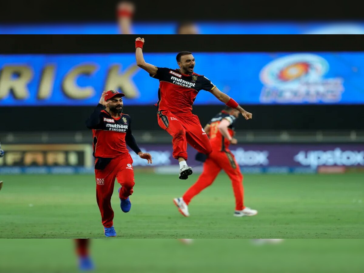 IPL 2021 | आरसीबीच्या Harshal Patel चा कारनामा, बंगळुरुकडून अशी कामगिरी करणारा पहिलाच गोलंदाज title=
