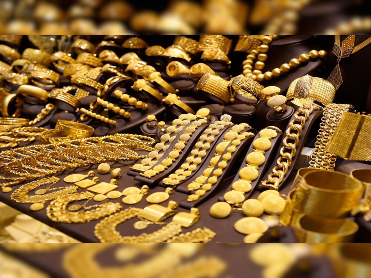 Gold Rate Today : नवरात्रीच्या आधी स्वस्त झालं सोन, चांदीच्या किंमतीतही घसरण  title=